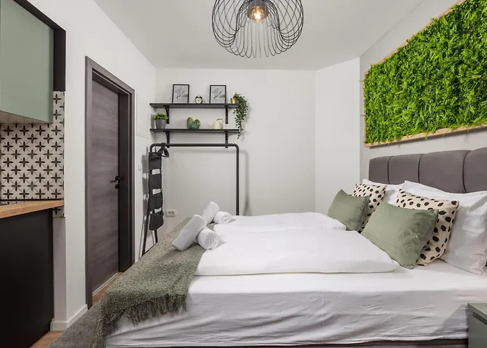 Apartments & Rooms One World