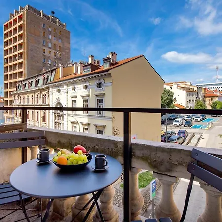 Apartments & Rooms One World Rijeka Exterior photo