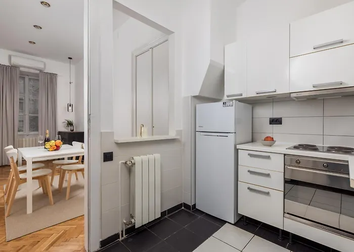 Apartments & Rooms One World